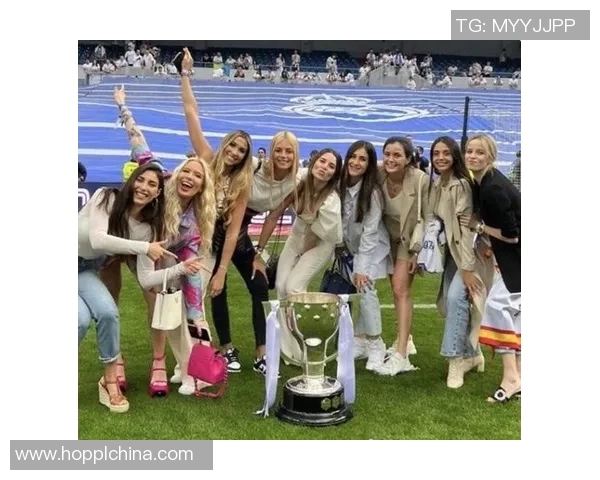 美女足球明星同框合影展现运动魅力与青春风采的精彩瞬间 美女足球明星同框合影展现运动魅力与青春风采的精彩瞬间